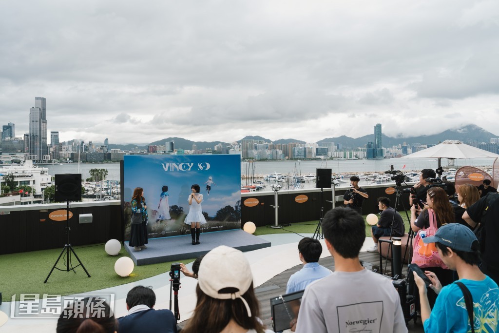 她即場分享了MV的拍攝花絮與視覺概念。