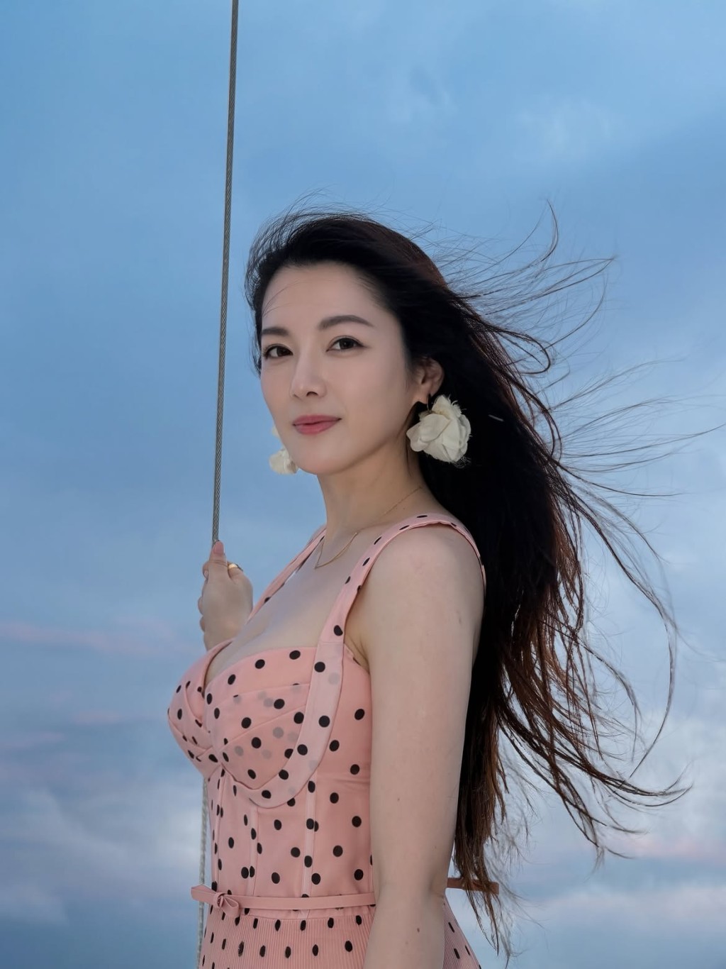 苟芸慧近日在IG上載出海照片,狀態極佳。