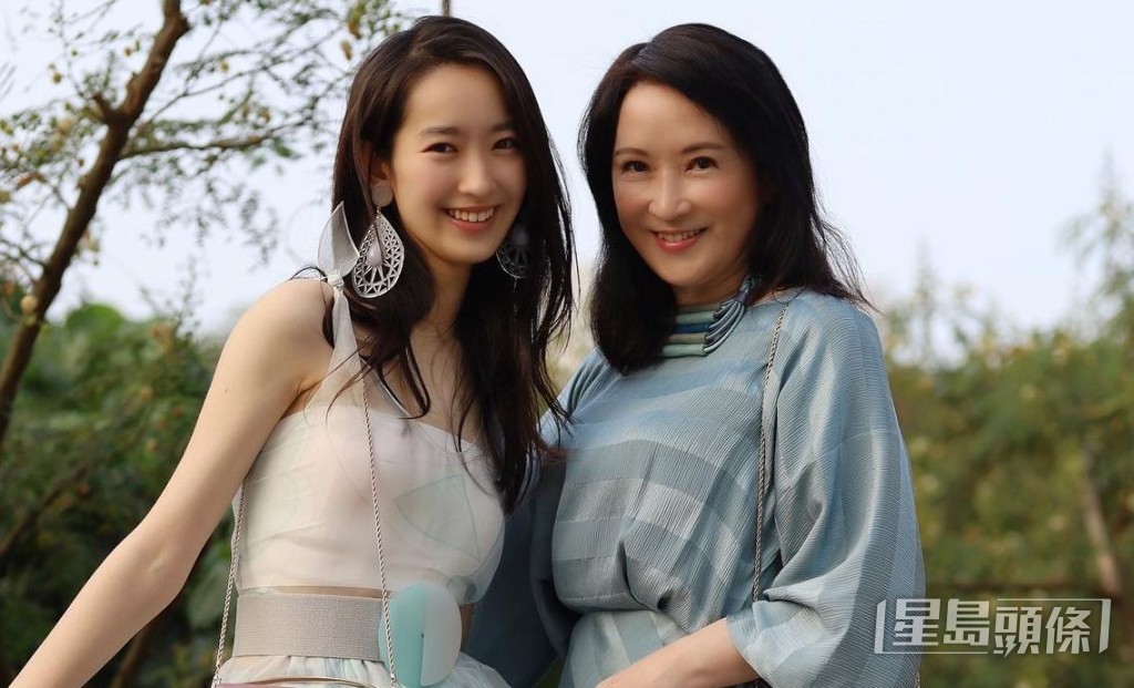 龔慈恩與大女兒林愷鈴站在一起猶如兩姊妹。