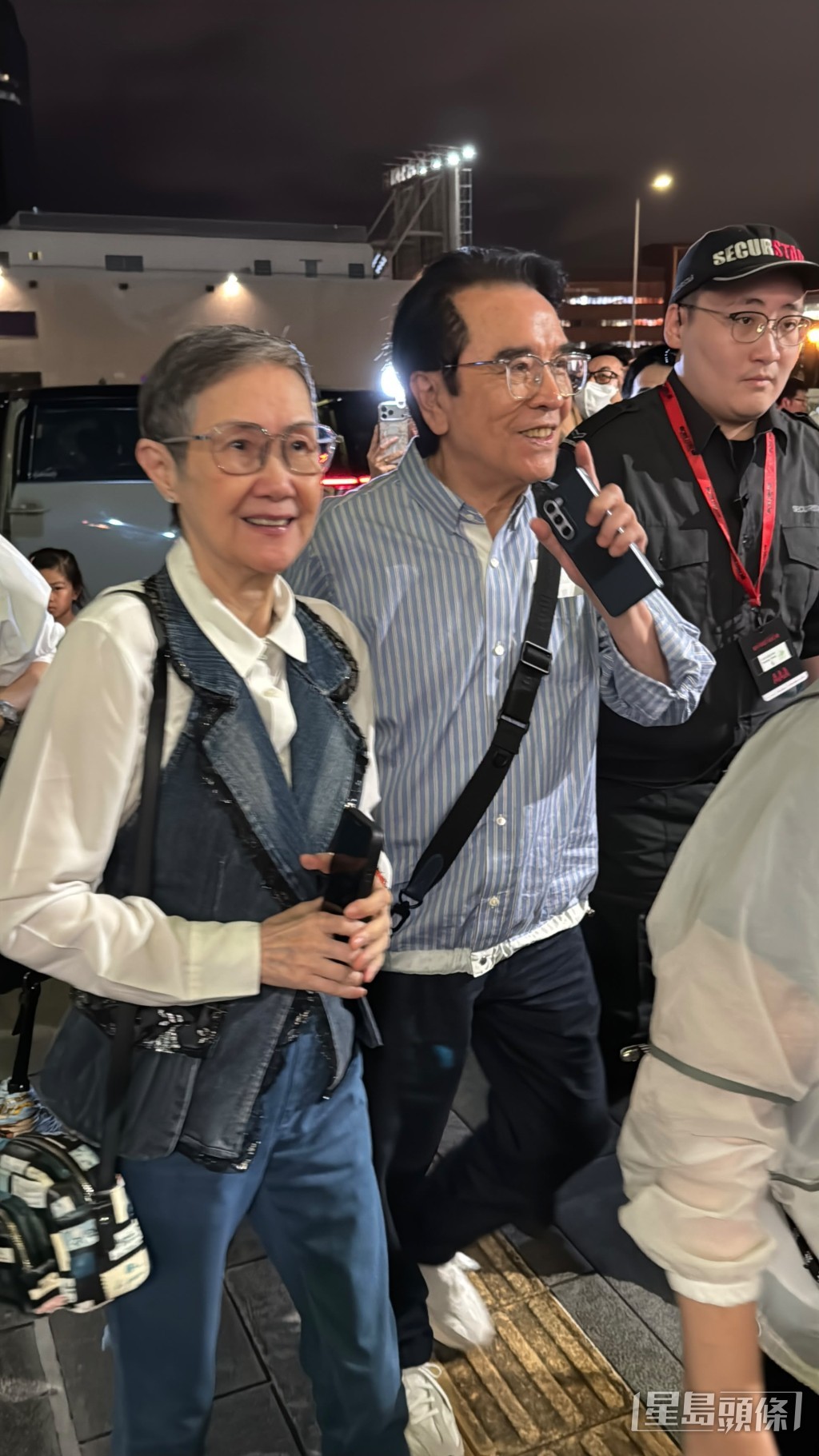 姜大衛與太太李琳琳一同進場。
