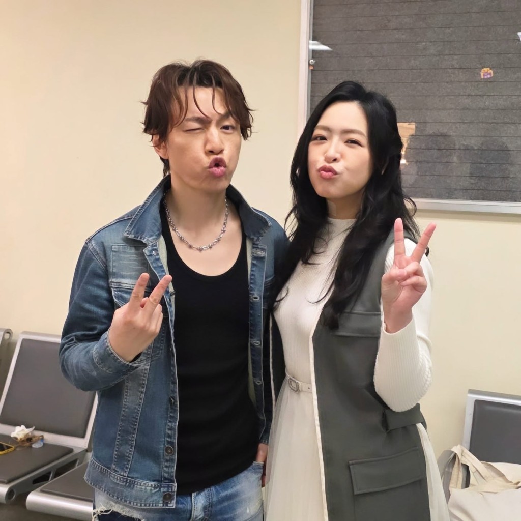 鄭家聲與參賽者許美琪不時合作合唱。