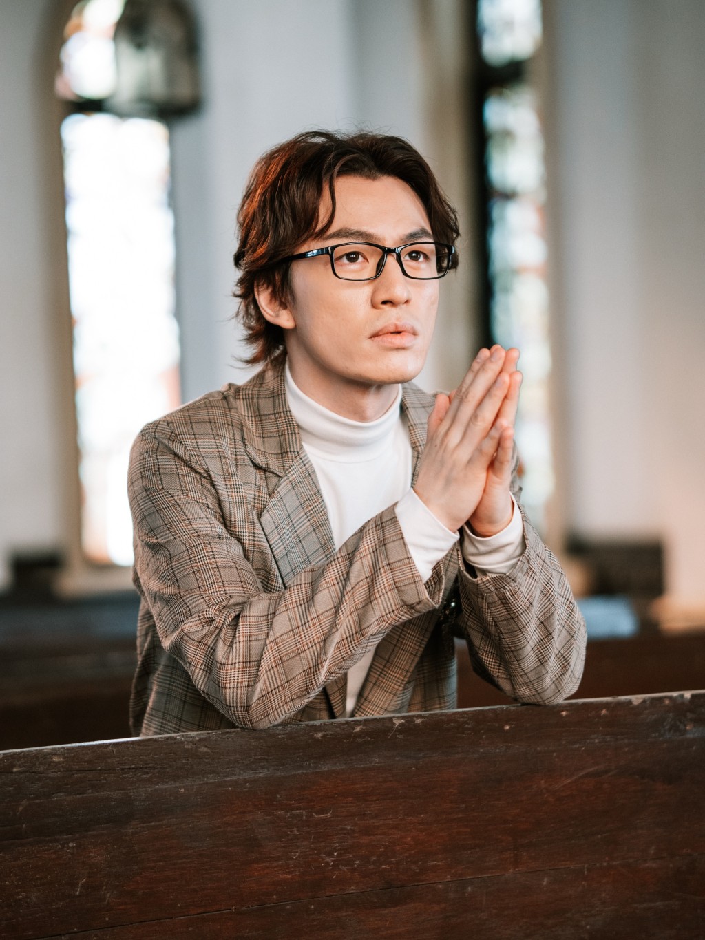 鄭家聲以斯文眼鏡造型深情演唱,展現成熟男士魅力。