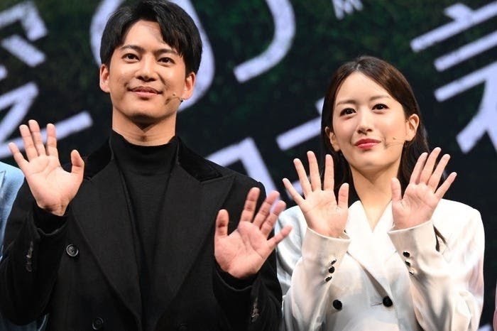 上月,三山凌輝與花乃瑪利亞被揭發發展雙重不倫戀。