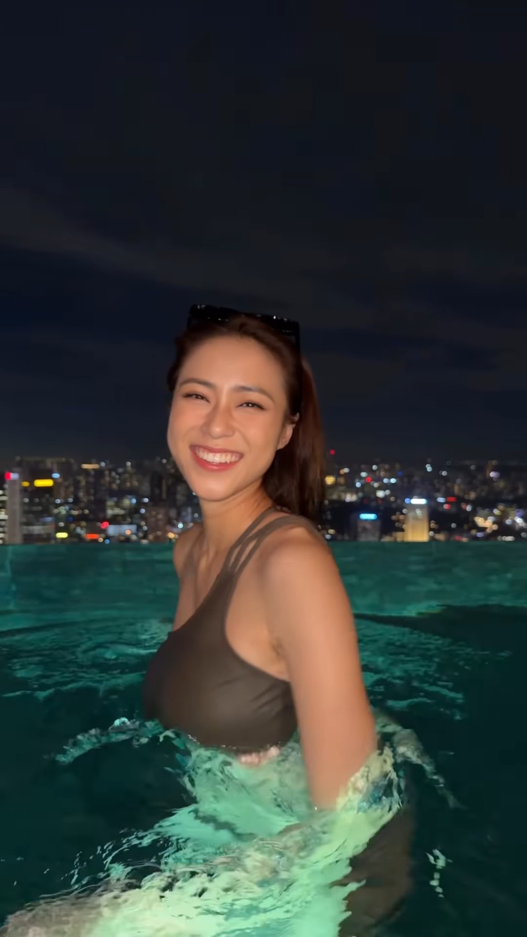 擁有「最強Body」稱號的劉穎鏇,回眸一笑盡顯健康性感。