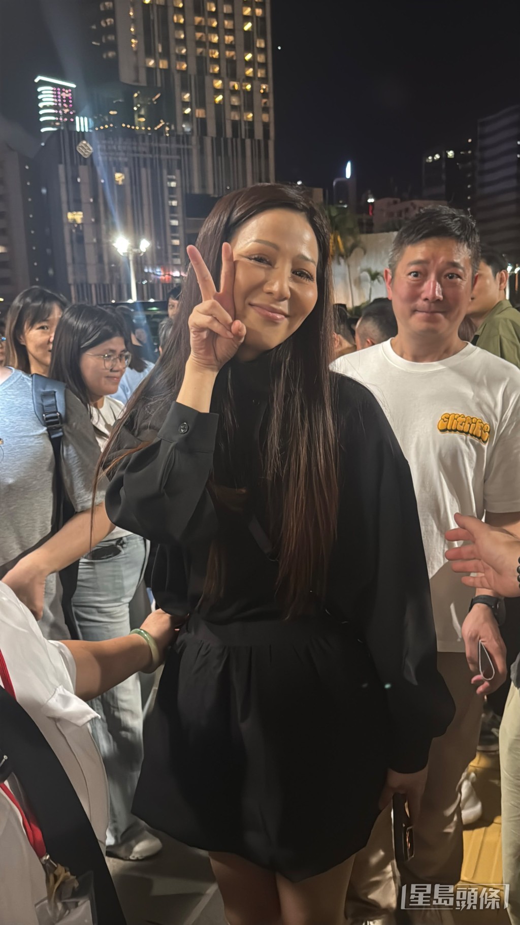 滕麗名興奮到場。