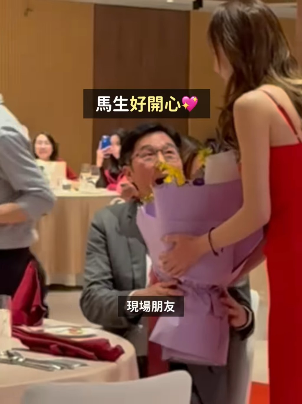 她送花給馬清鏗，逗得對方非常開心。