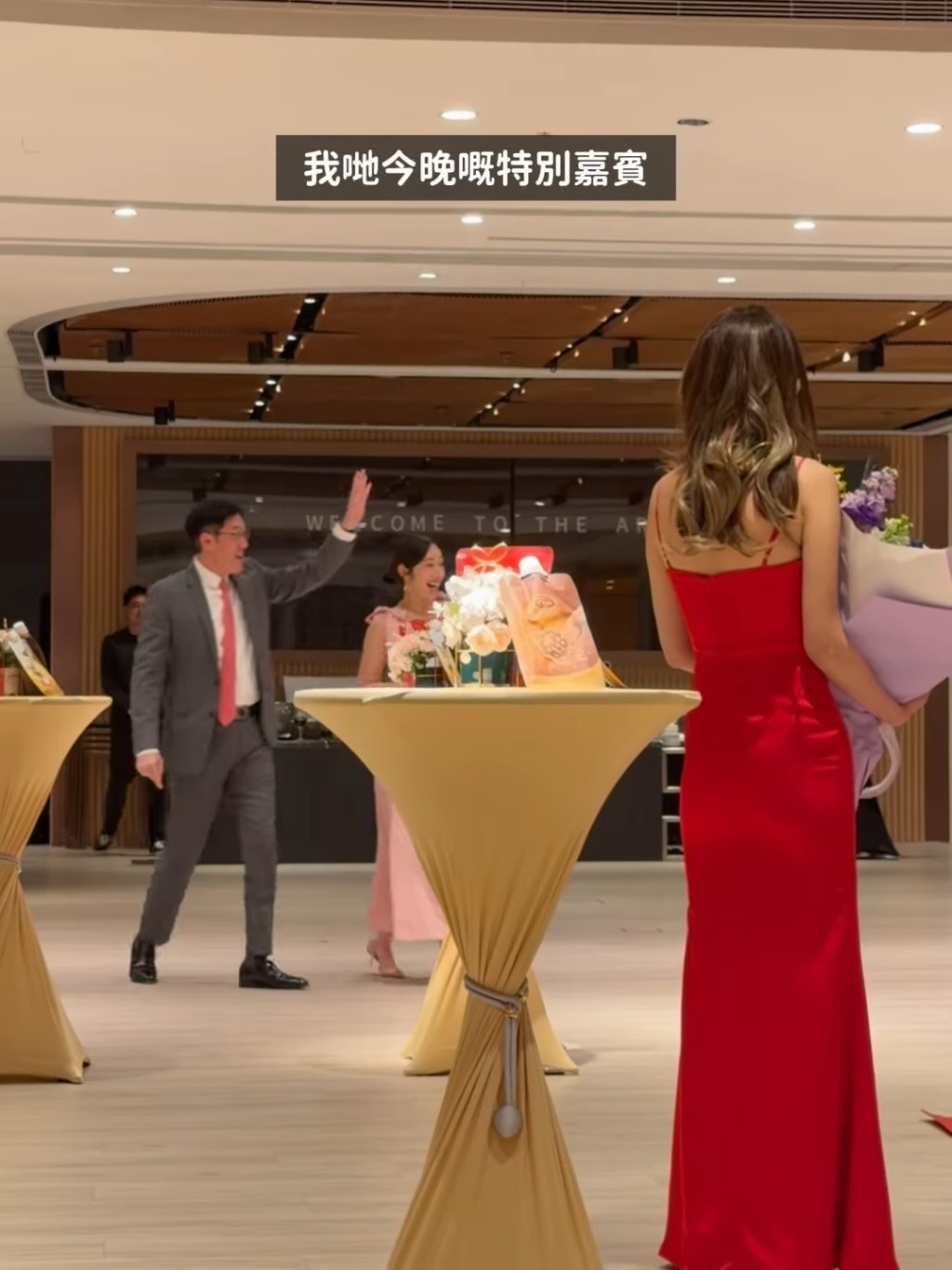 她早前在IG分享公司春茗影片，見到馬清鏗揮手現身。