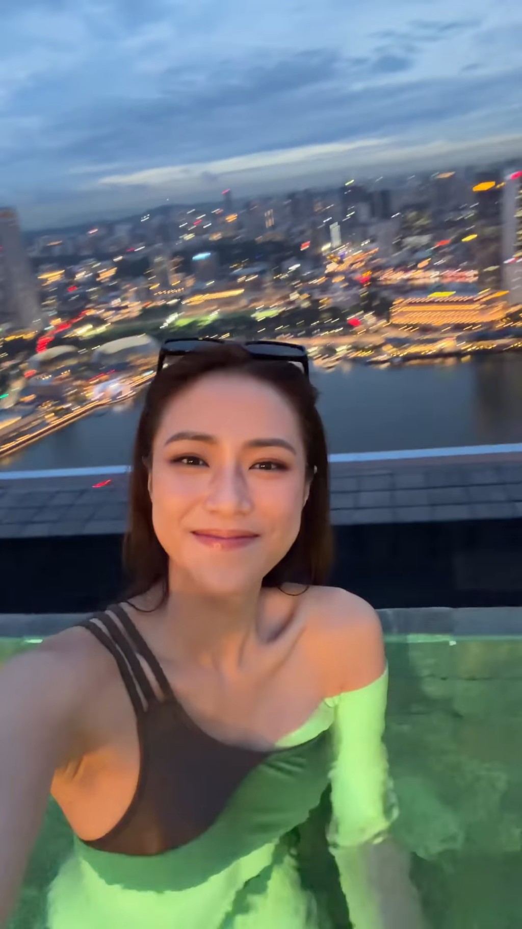 貼身泳衣勾勒出劉穎鏇的S形曲線。
