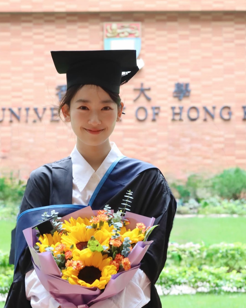 林愷鈴昨日(6日)在Instagram分享從香港大學碩士畢業的照片。
