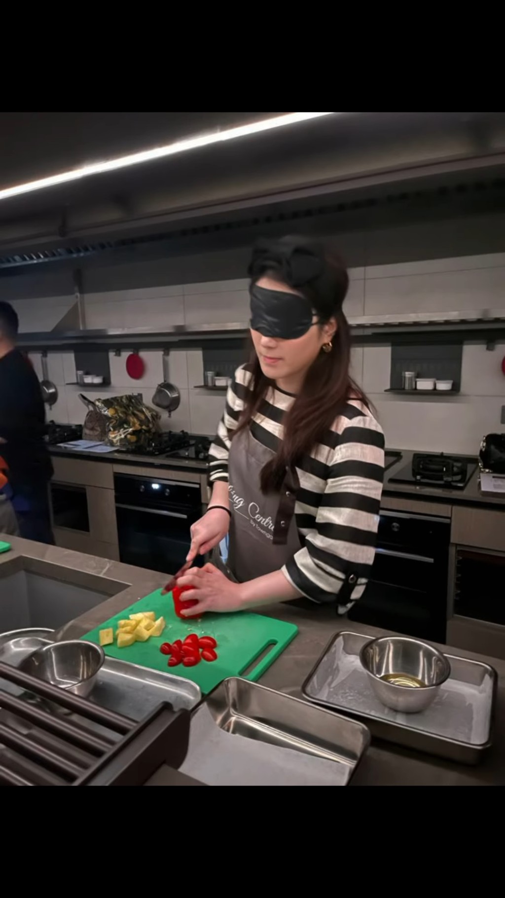 苟芸慧出席《暗中烘焙》活動,體驗視障人士如何煮食。