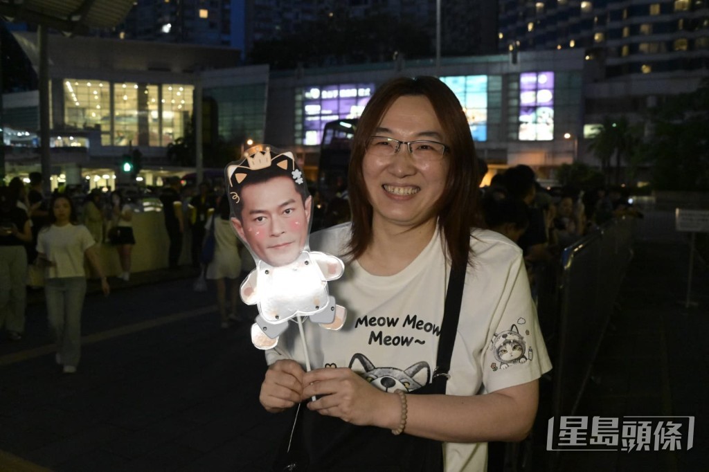 歌迷張小姐接受訪問。