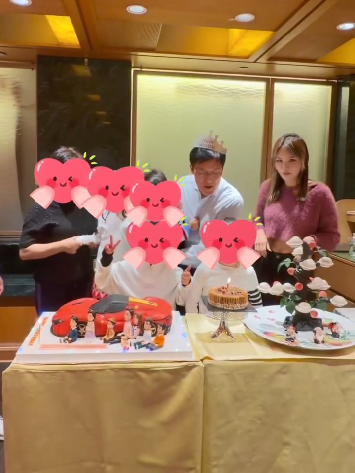 她與馬清鏗跟四名子女及繼子一同慶祝。