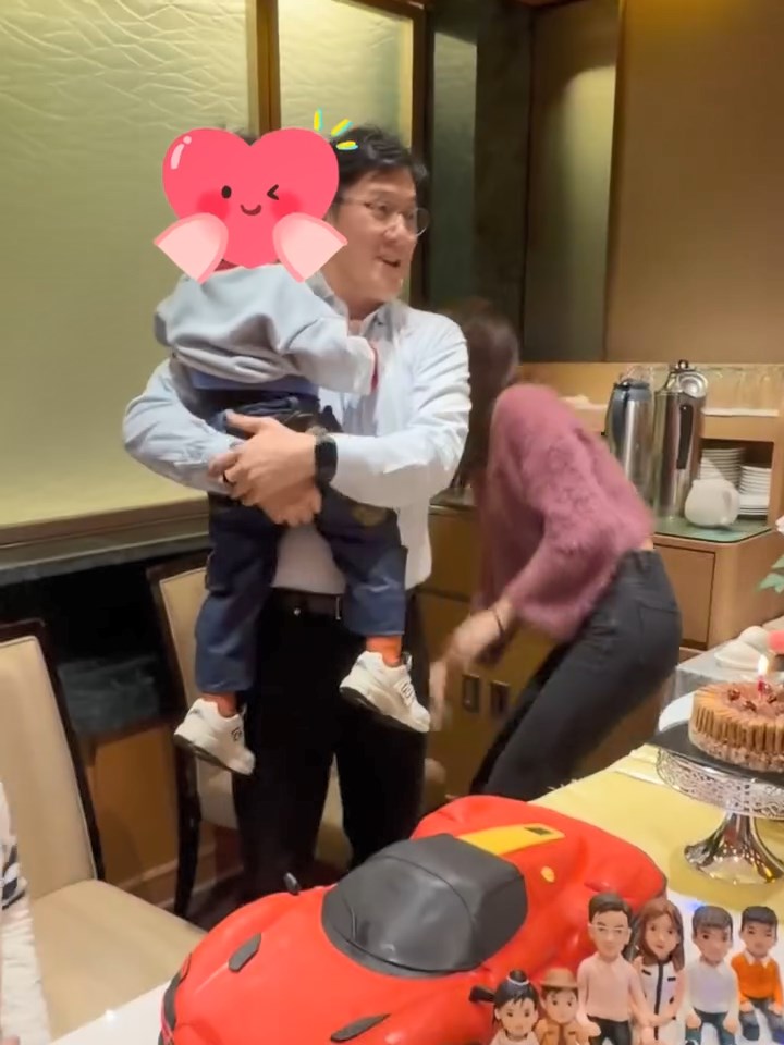 馬清鏗抱住年幼的兒子。