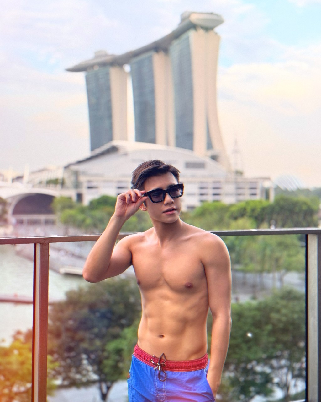 現年36歲的黃浩霆擁有童顏外貌和健碩身形。