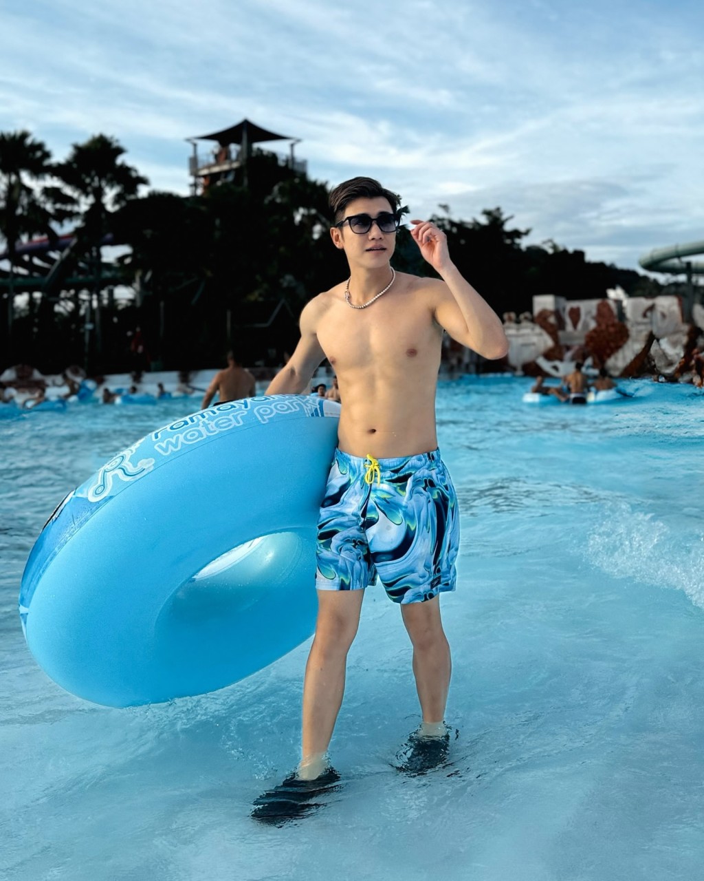 黃浩霆在水上樂園遊玩,充滿夏日活力。