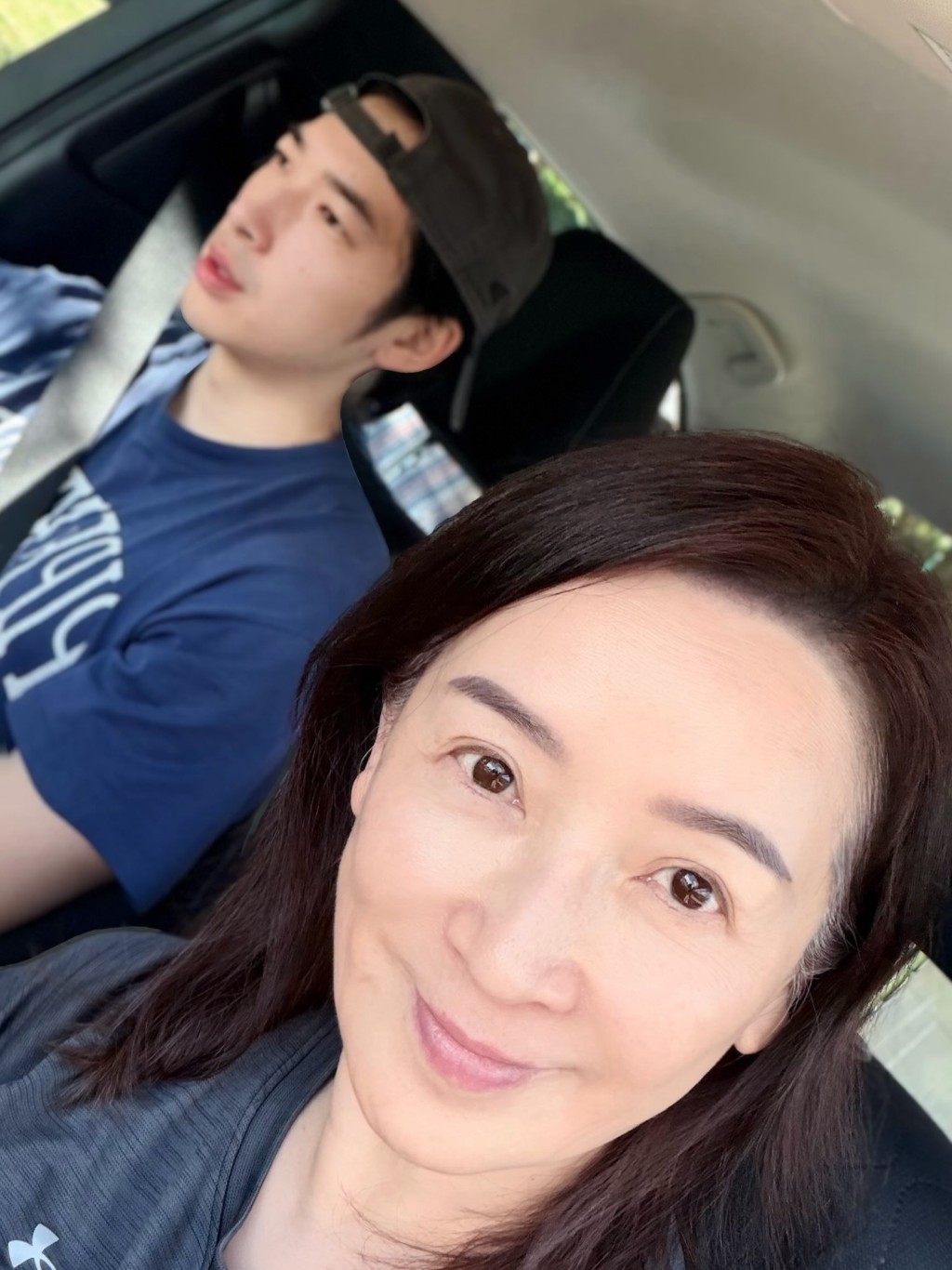 龔慈恩在社交平台分享與兒子林卓毅的溫馨自拍,母子一同遊車河。