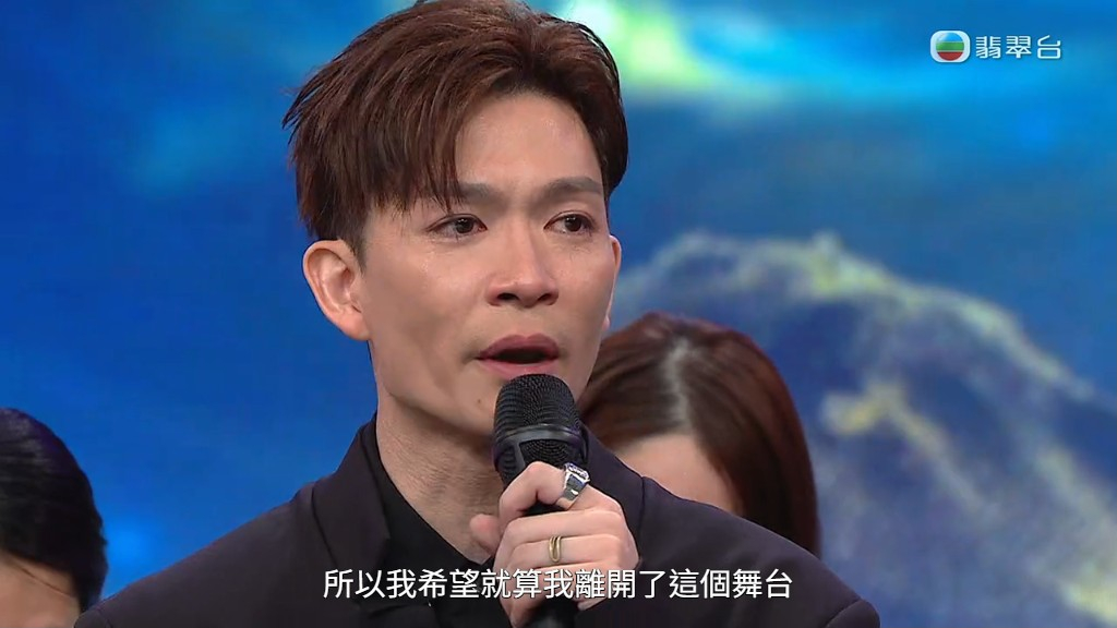 周志康情緒激動,淚流不止。