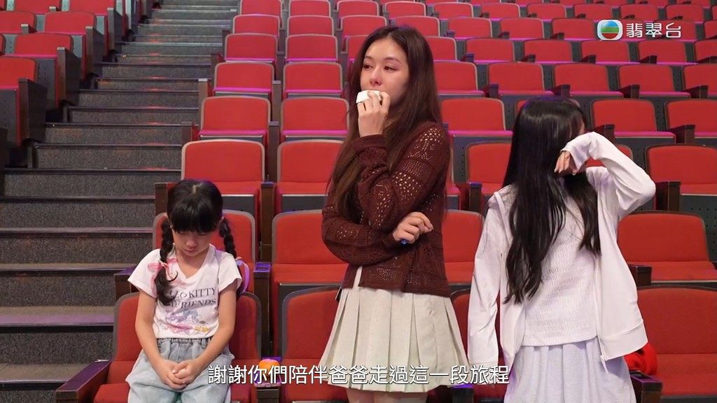周志康的太太與兩位女兒同樣淚灑現場。