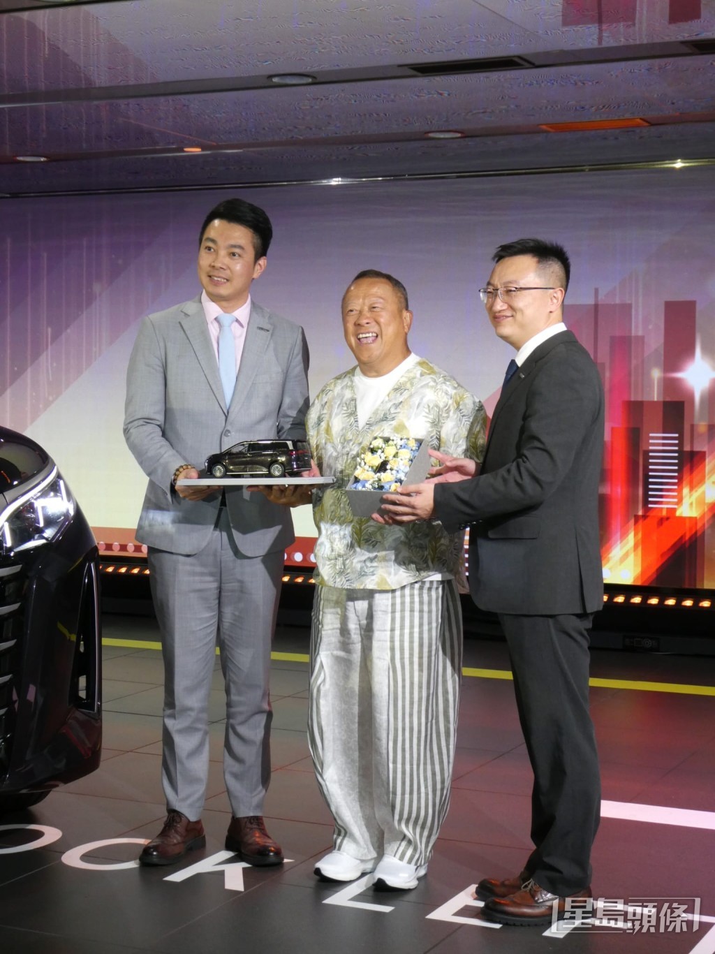 曾志偉獲安排成為品牌新款七人車的第一位車主。