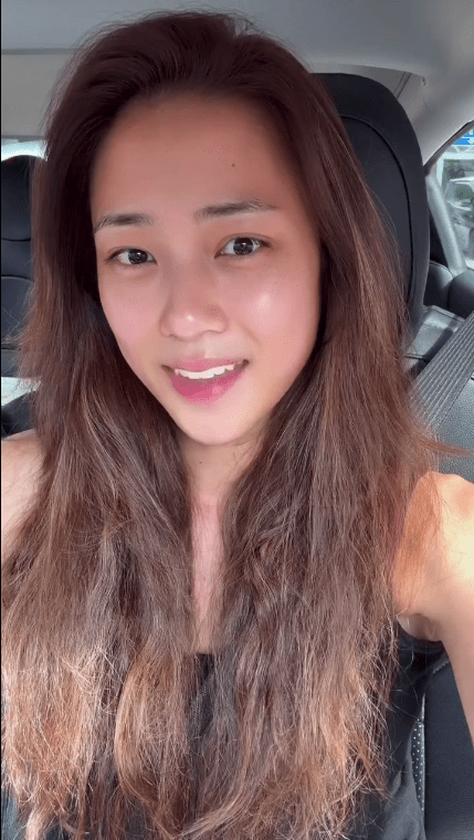 近日劉穎鏇拍片,在車廂內以素顏示人,皮膚透出自然光澤。