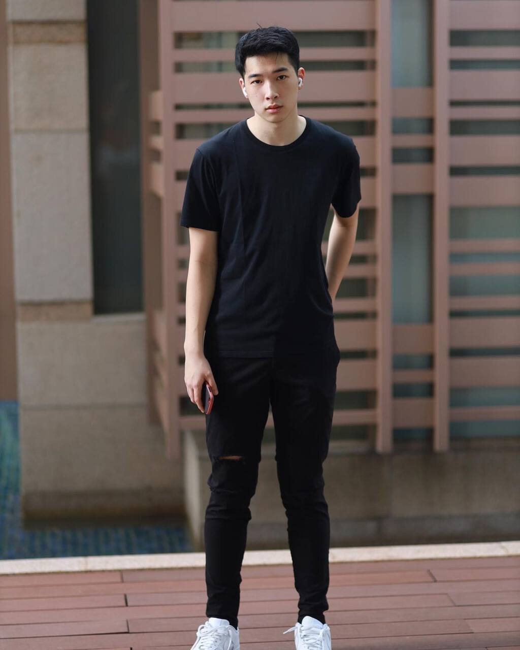 林卓毅身高190cm,身形健碩。