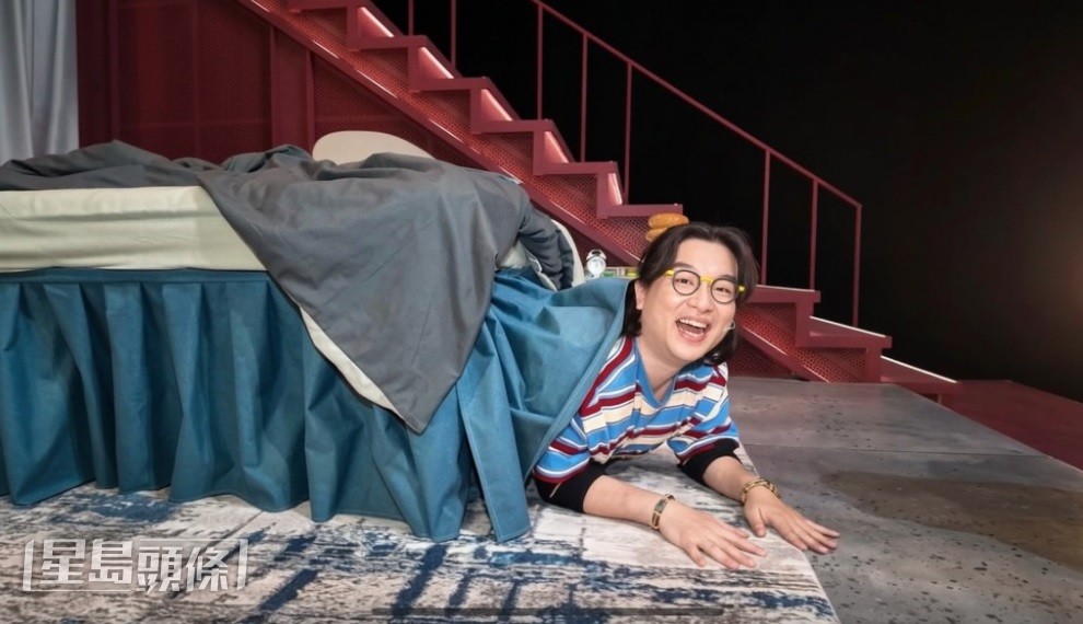 舞台劇《大龍鳳》演出期間,台上道具門鎖損壞,影響演員出場。