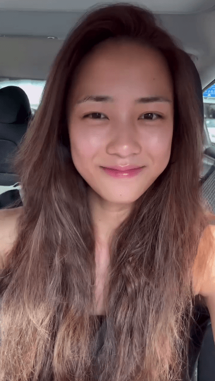 素顏下的劉穎鏇面帶微笑,顯得相當清純。