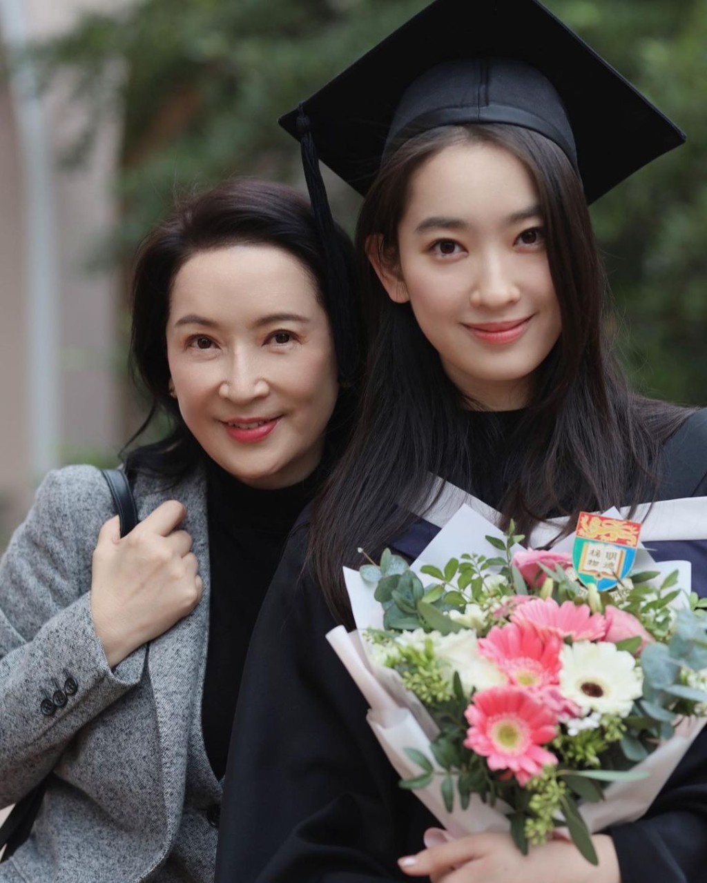龔慈恩的大女兒林愷鈴(右)於2022年大學畢業。