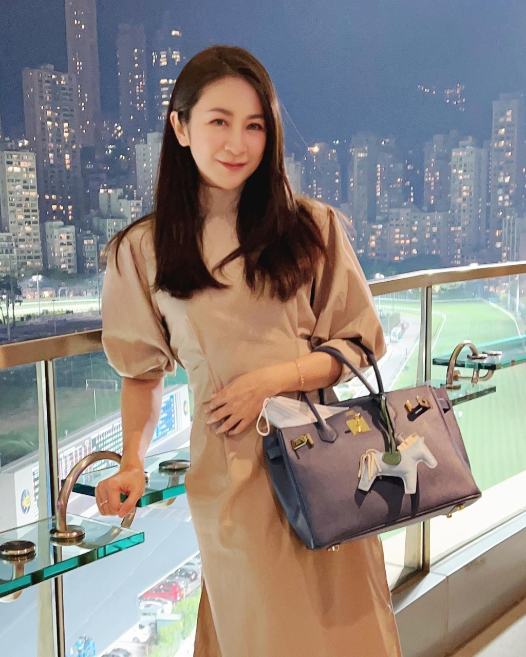 李焯寧大方展示她的Hermès手袋。