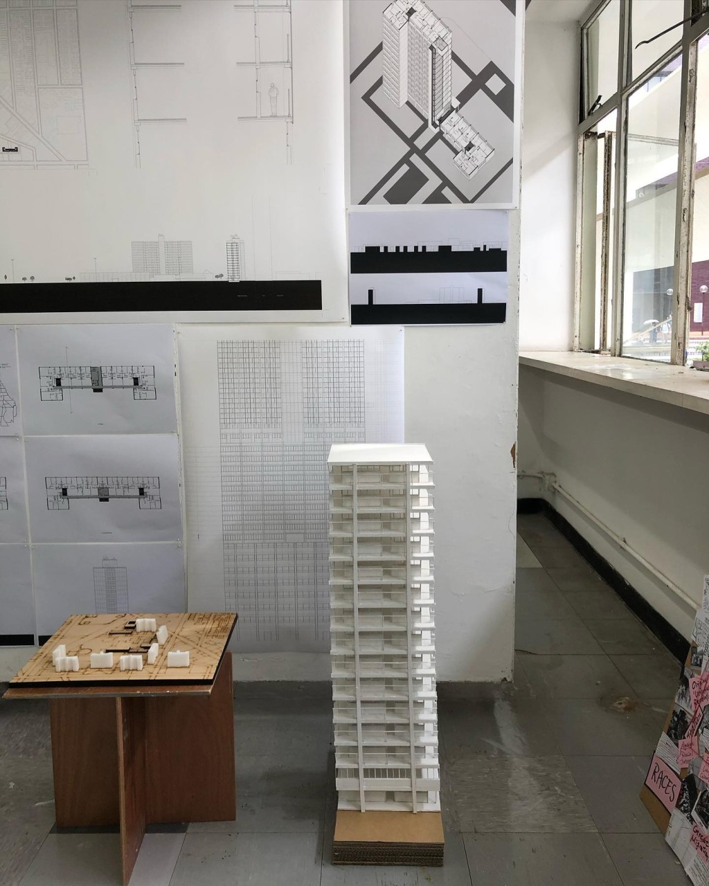 林愷鈴展示其作品。