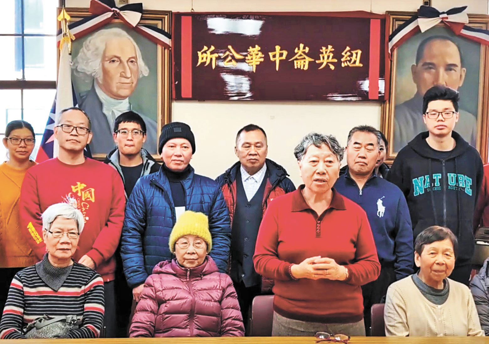 成人英文班師生們合唱英文歌曲。檔案圖片