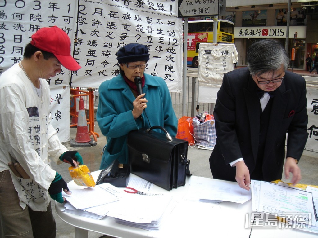 梅媽曾於鬧市召開記者會，要求為梅艷芳之死討公道，當時梅啟明亦有陪伴在側。
