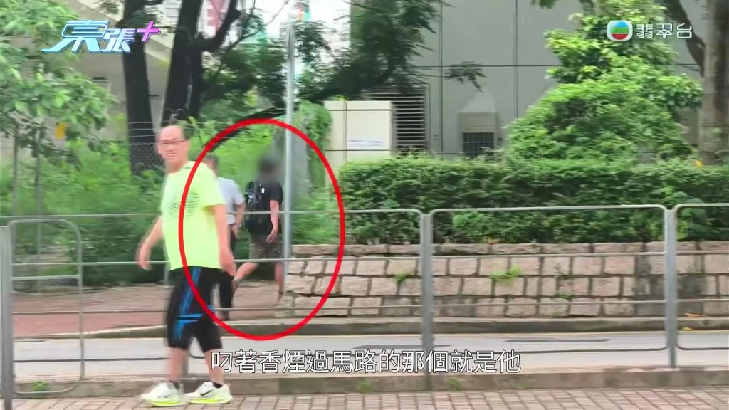 被攝製隊街頭追訪的李先生，在馬路旁叼著香煙快速離開。
